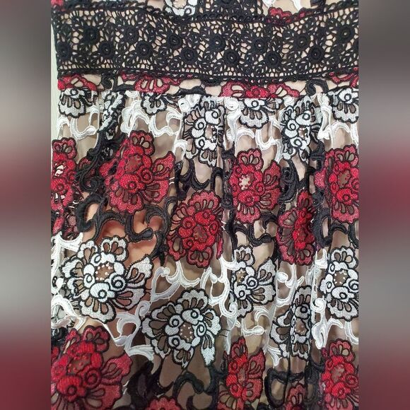 ML MONIQUE LHUILLIER Gardenia Lace Gown - Picture 5 of 7